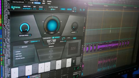 La sessione di mix in Pro Tools sugli schermi della regia