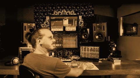 Riccardo alla scrivania della regia di OFFLMTS Recording Studio