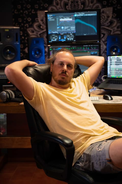 Trich in studio, alla console
