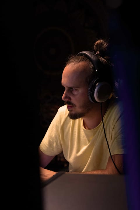 Trich in studio, davanti agli schermi