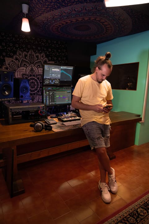 Trich in studio, con le cuffie